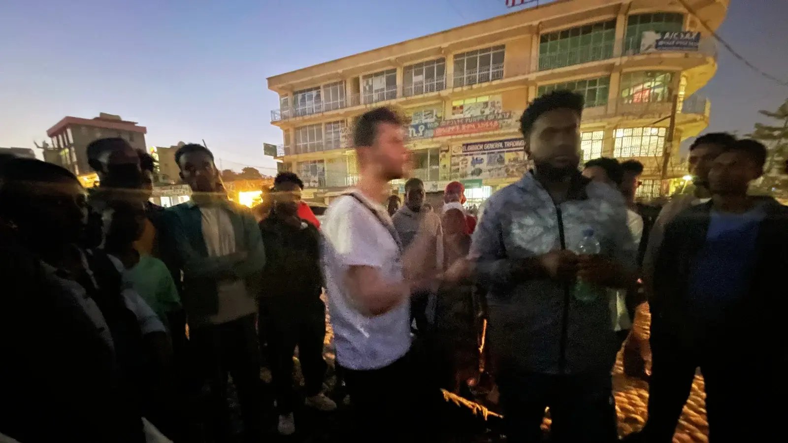 Evangelismo en las calles de Etiopía, equipo de DTS de JUCUM junto con una iglesia local etíope
