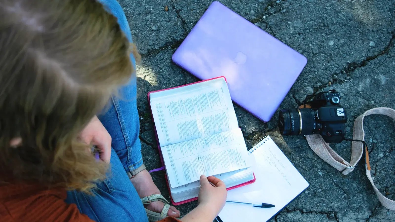 Chica estudiando la Biblia