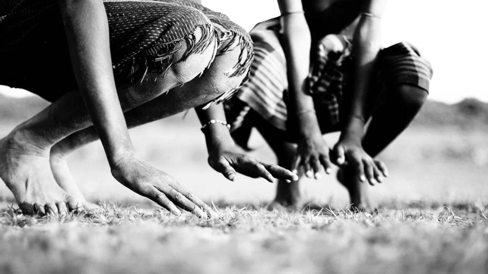 Schwarz-Weiß-Fotografie, die Hände und Füße von 2 tanzenden Kindern in Ostafrika