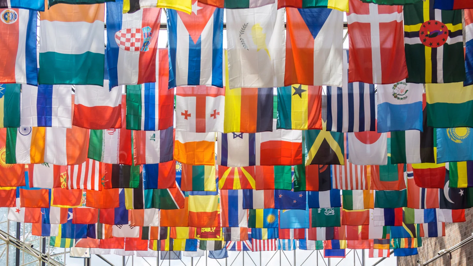 Flaggen der Welt hängen über einer Straße