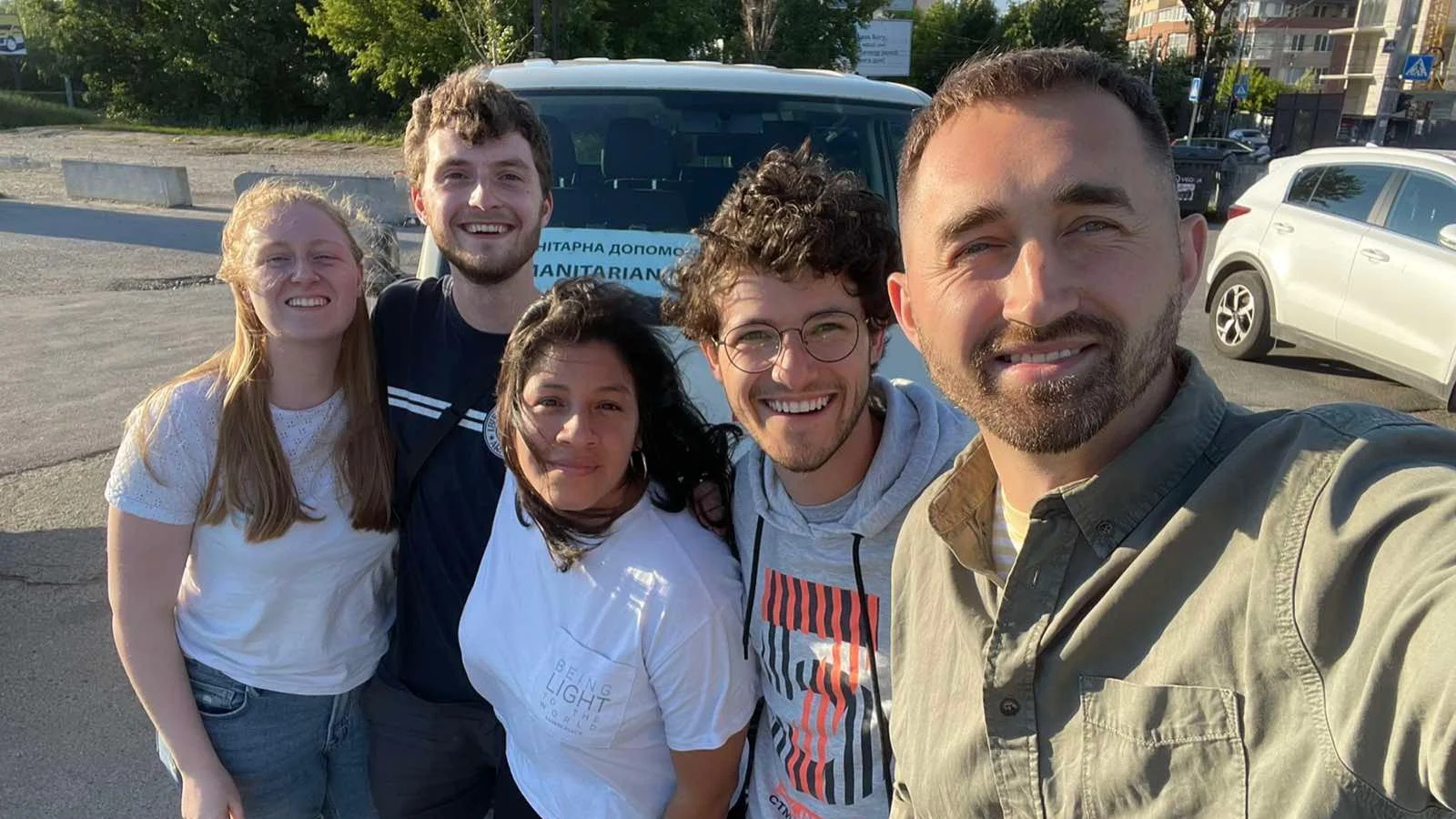 5 misioneros de JUCUM se toman una selfie fuera de una furgoneta en Ucrania en 2022