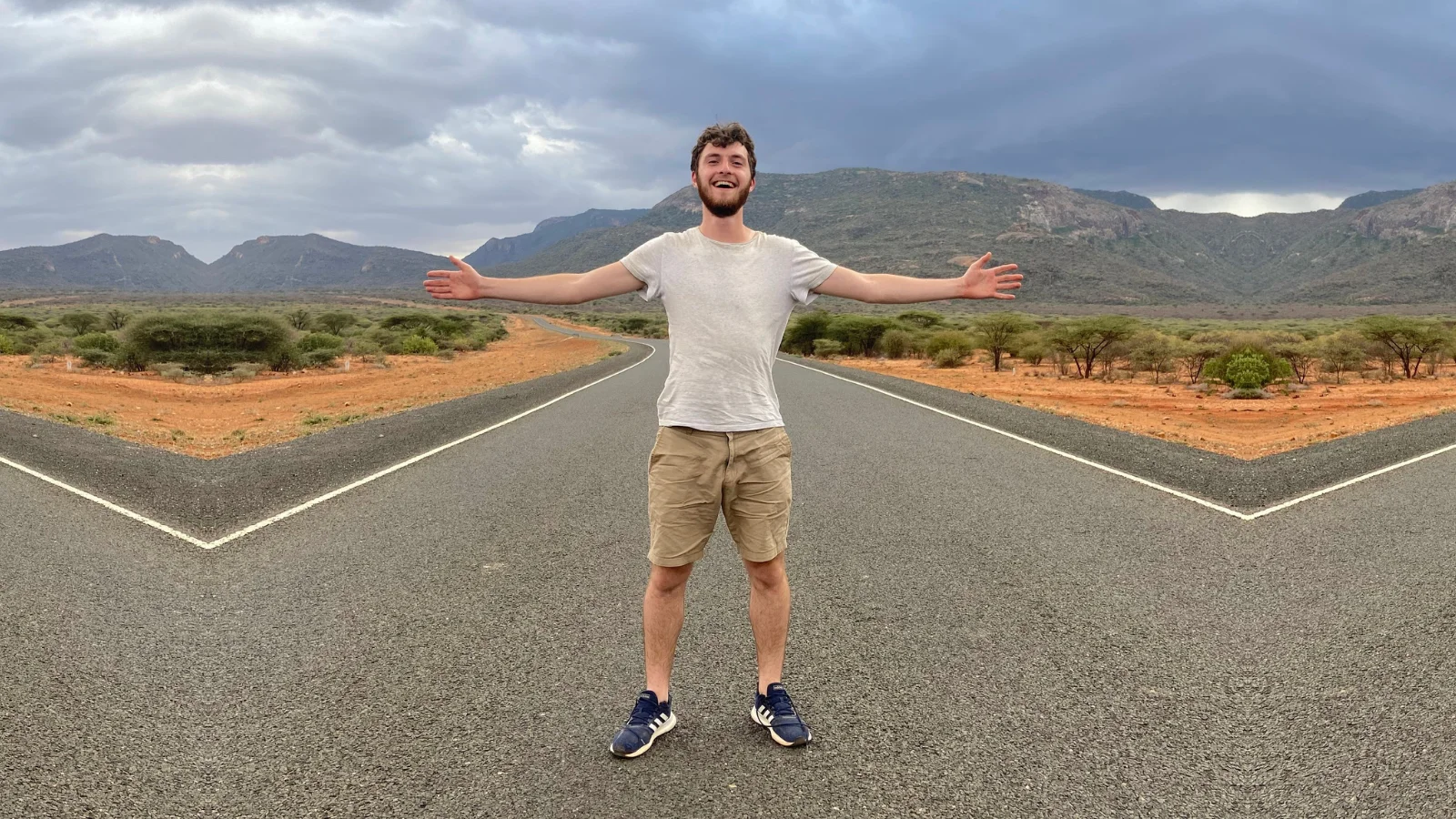 un joven misionero de JUCUM parado en medio de una carretera en Kenia