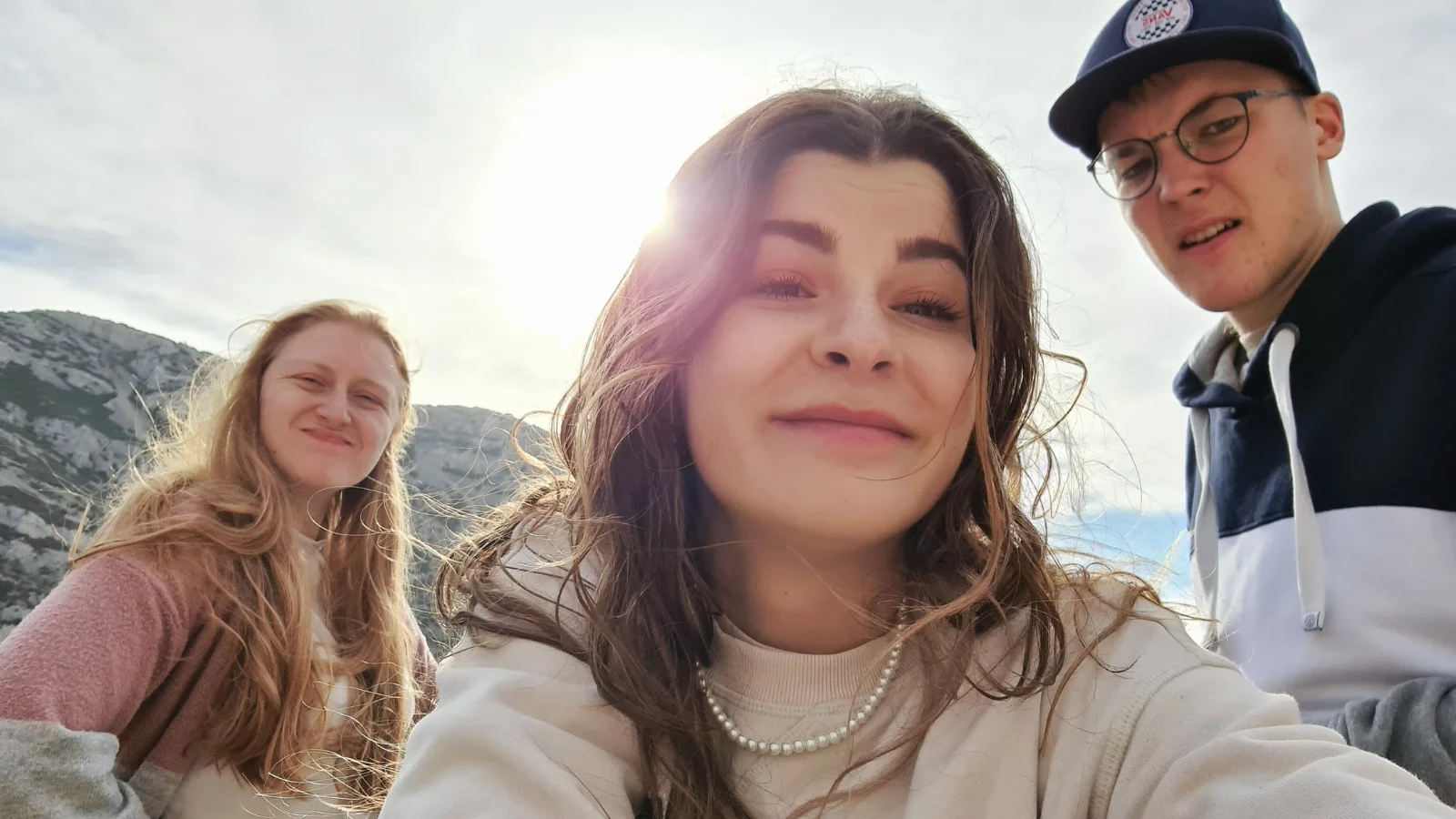 3 alunos da ETED tirando uma selfie