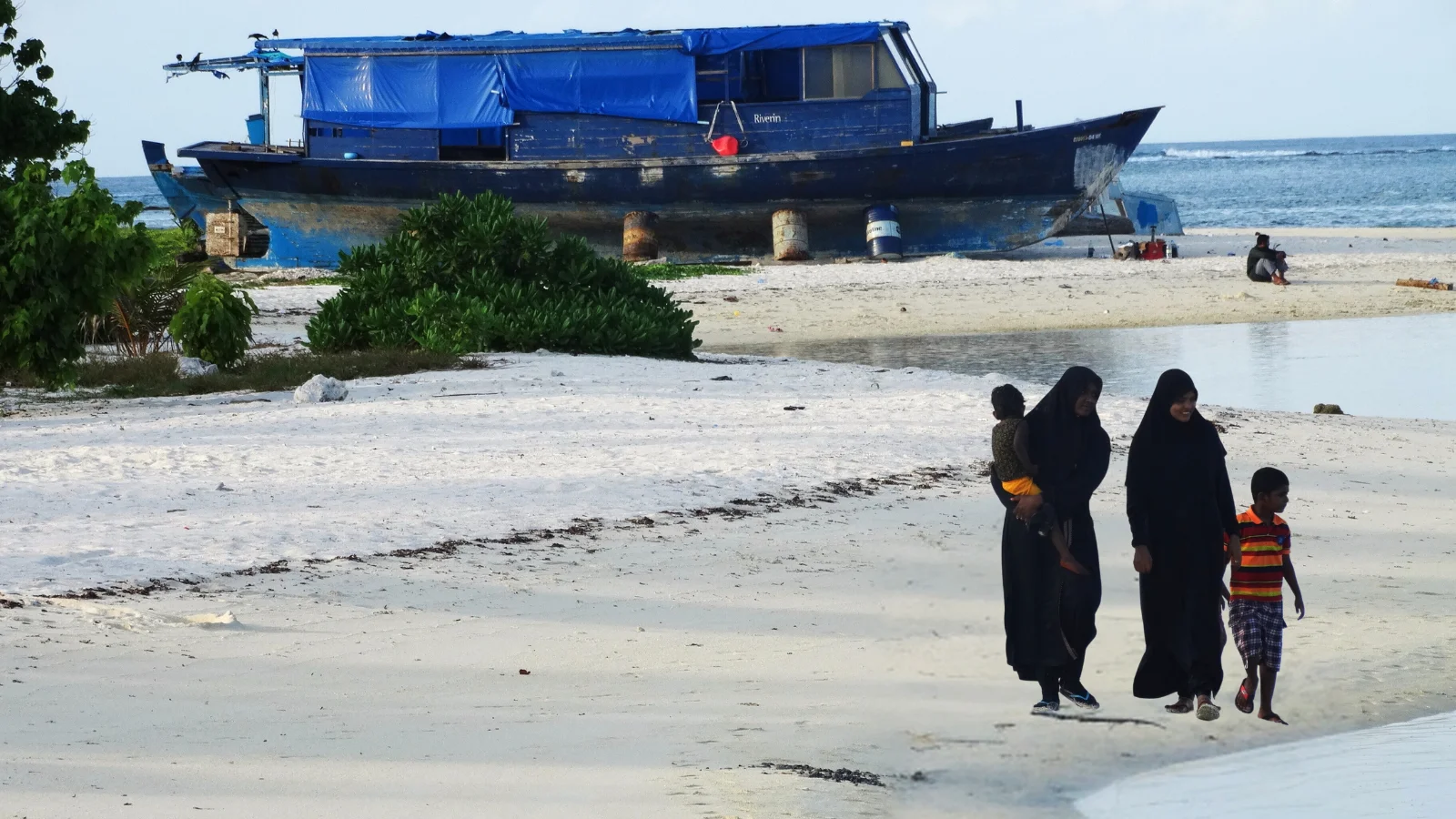 Women with Children on Beach - Maafushi Island // Adam Jones from Kelowna, BC, Canada, CC BY-SA 2.0 via Wikimedia Commons